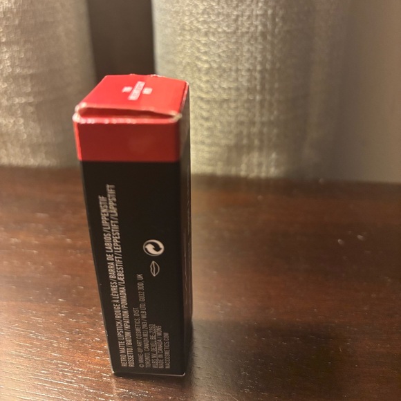MAC Cosmetics Retro Matte Lipstick - Relentlessly Red 706 - Picture 4 of 5